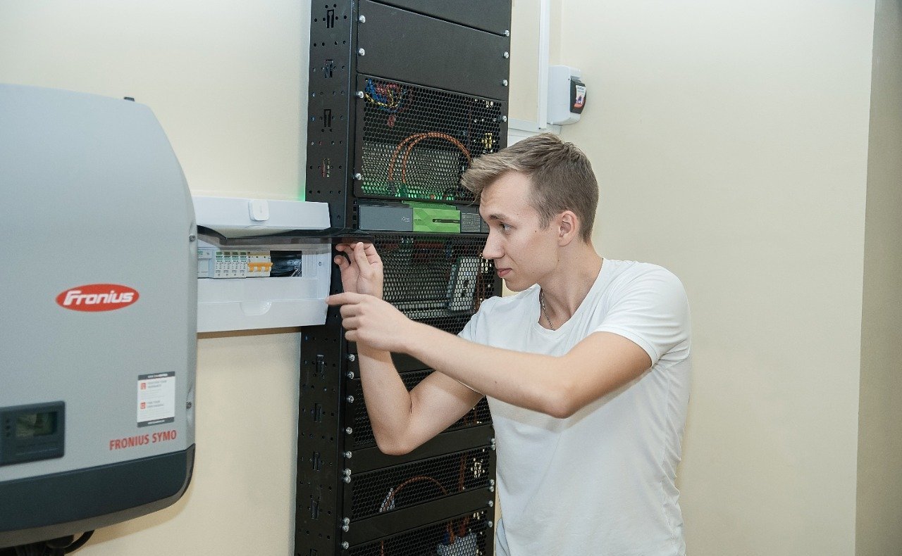 Сергей Мартынов посетил в Йошкар-Оле научные лаборатории и центры Института цифровых технологий Марийского государственного университета (МарГУ)