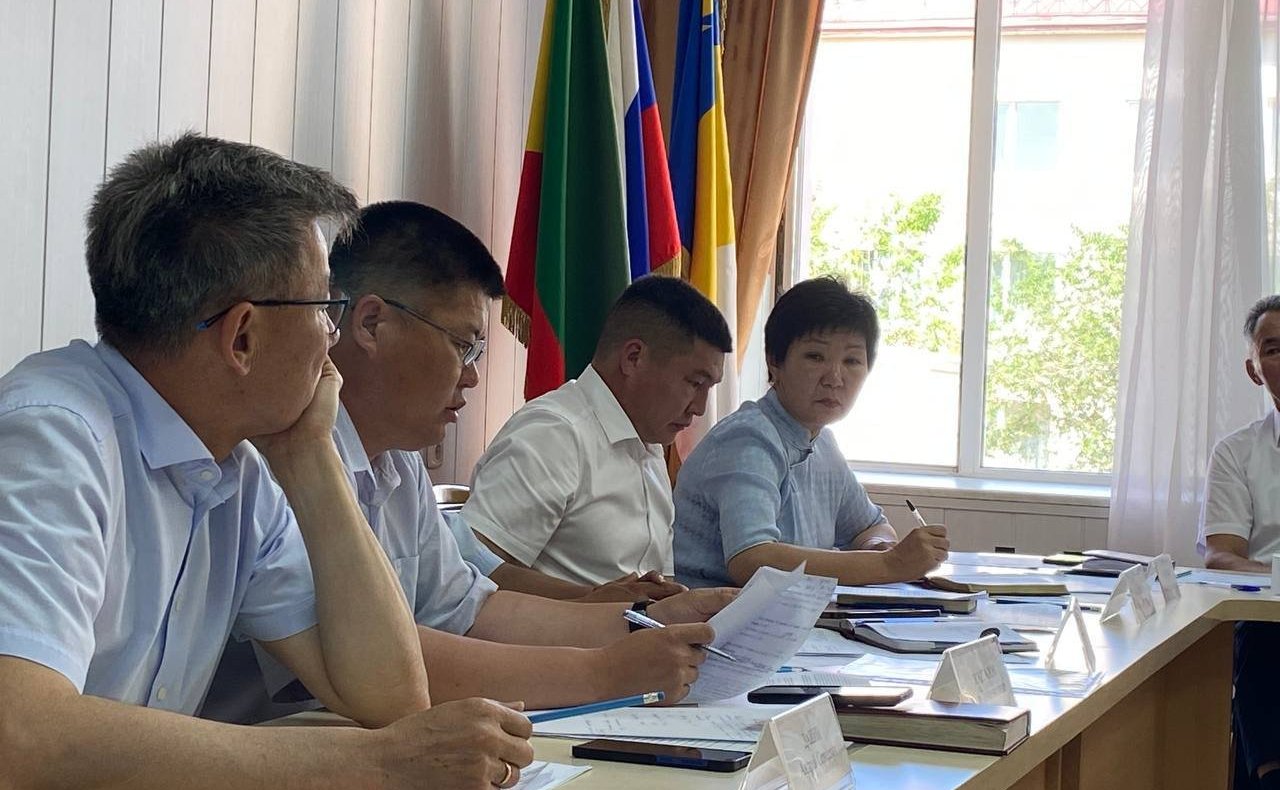 Баир Жамсуев в ходе региональной недели провел рабочие встречи и прием граждан по личным вопросам