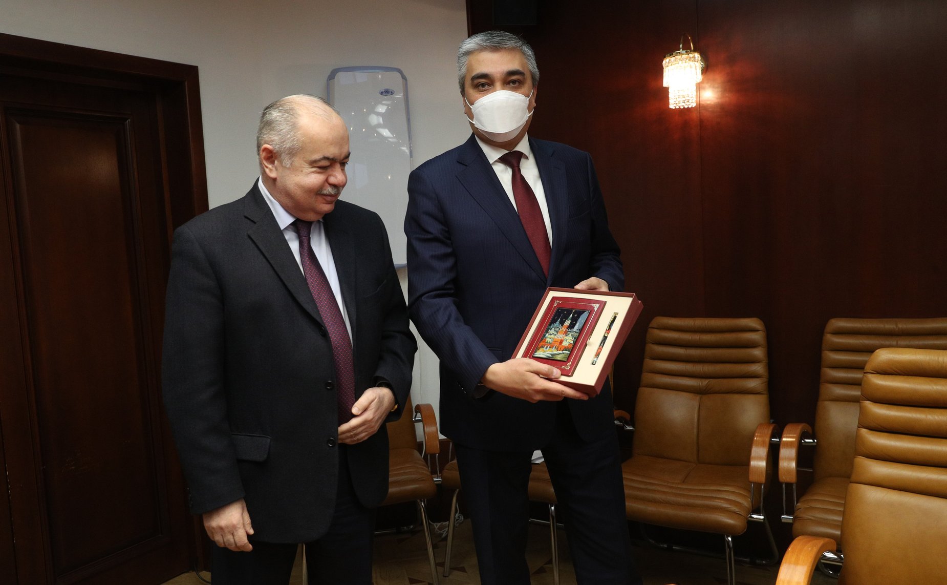 Ильяс Умаханов провел встречу с Чрезвычайным и Полномочным Послом Республики Узбекистан в Российской Федерации