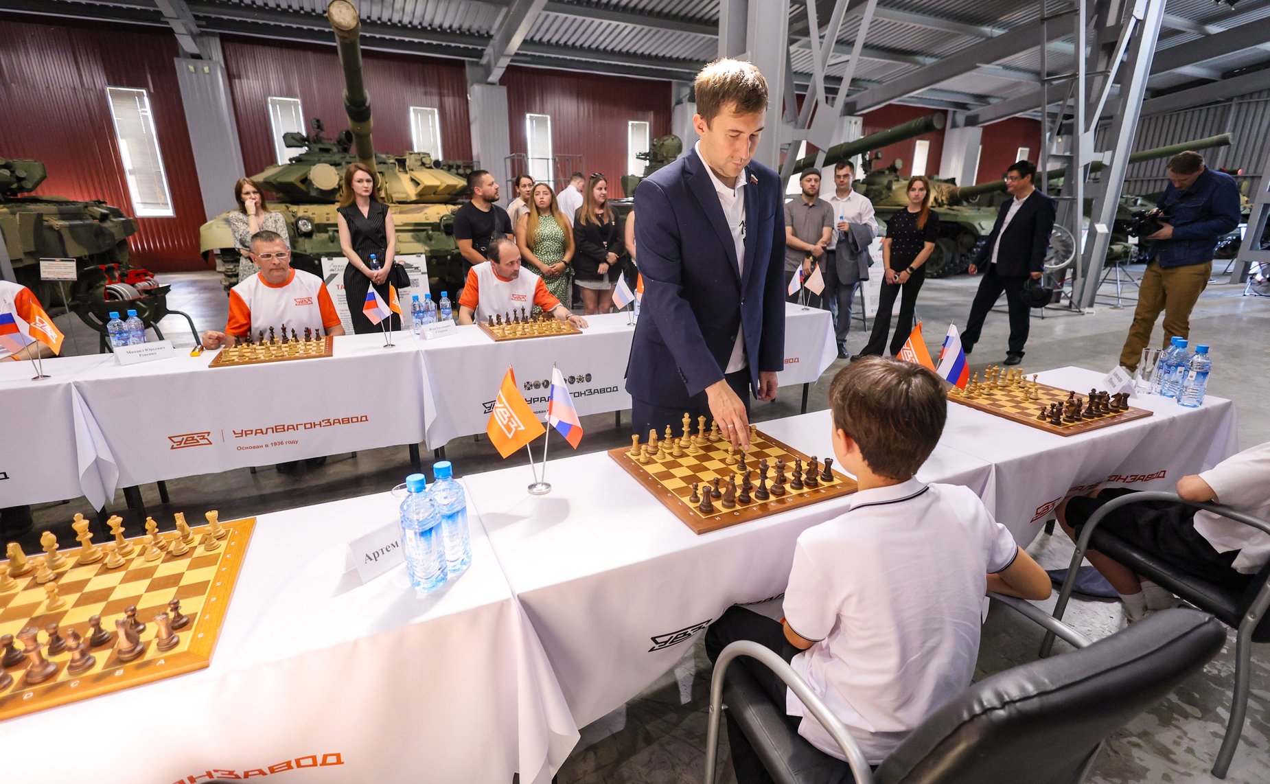 Сергей Карякин провёл сеансы одновременной игры для участников турнира, ставшего федеральным финалом Всероссийской акции «Ход Победы»