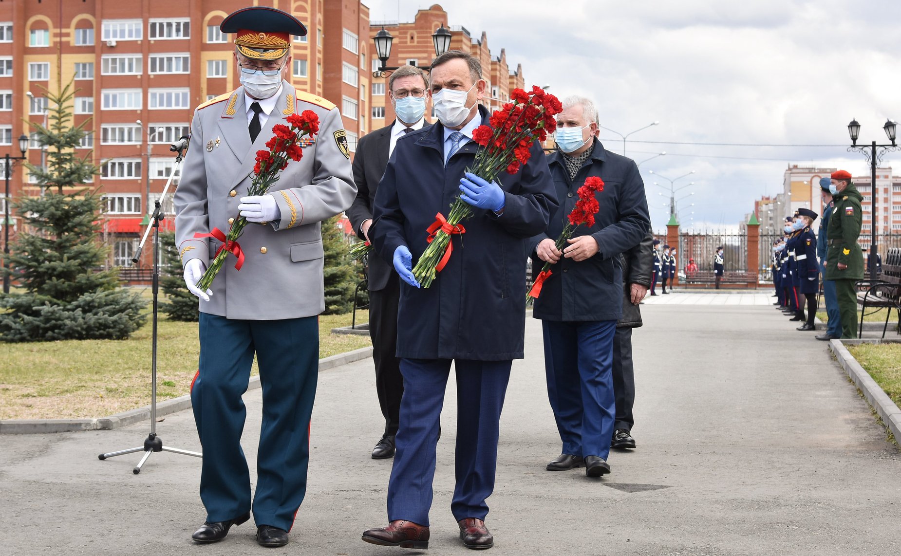 Константин Косачев и Сергей Мартынов совместно с главой региона Александром Евстифеевым приняли участие в церемонии открытия памятника «Пожарным и спасателям – героям мирного времени»