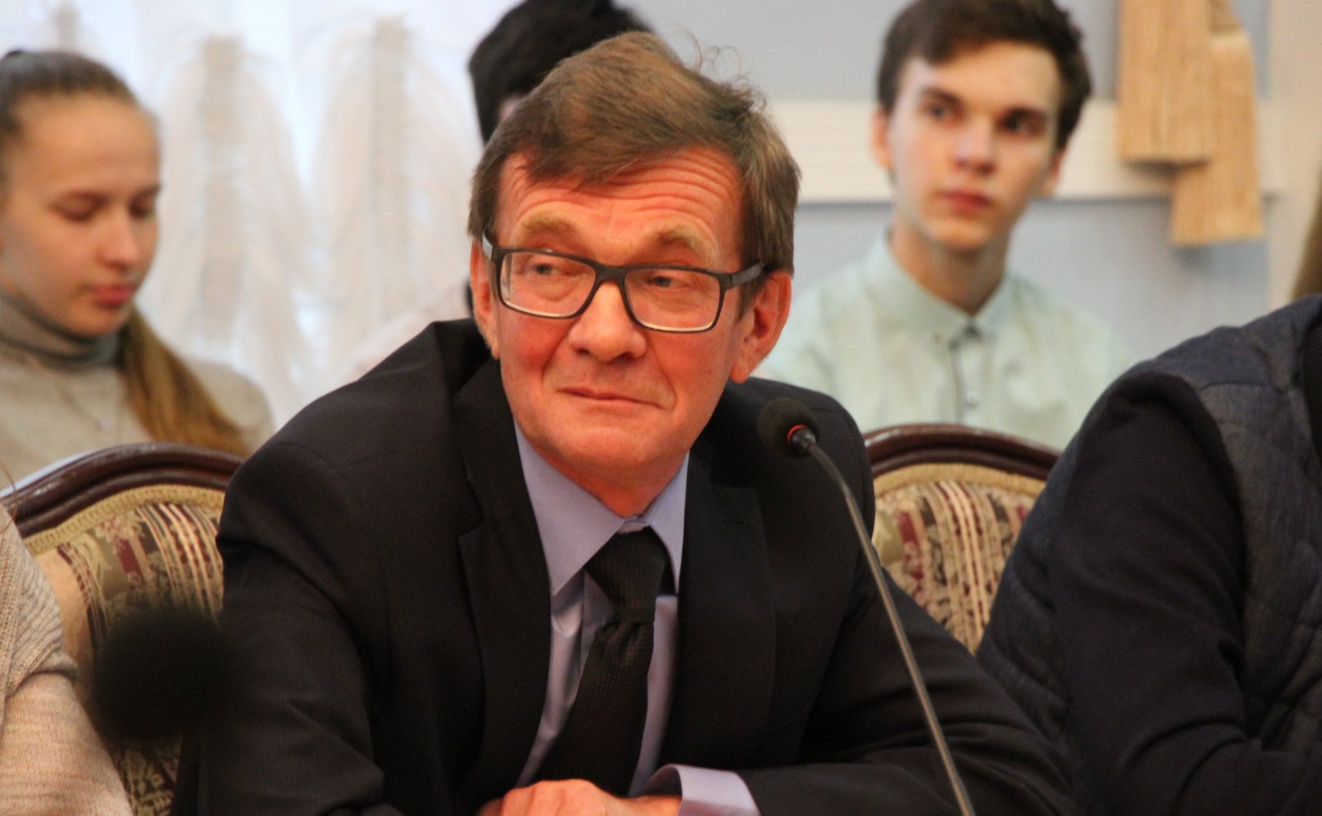 Юрий Воробьев принял участие в заседании молодежного Дискуссионного клуба