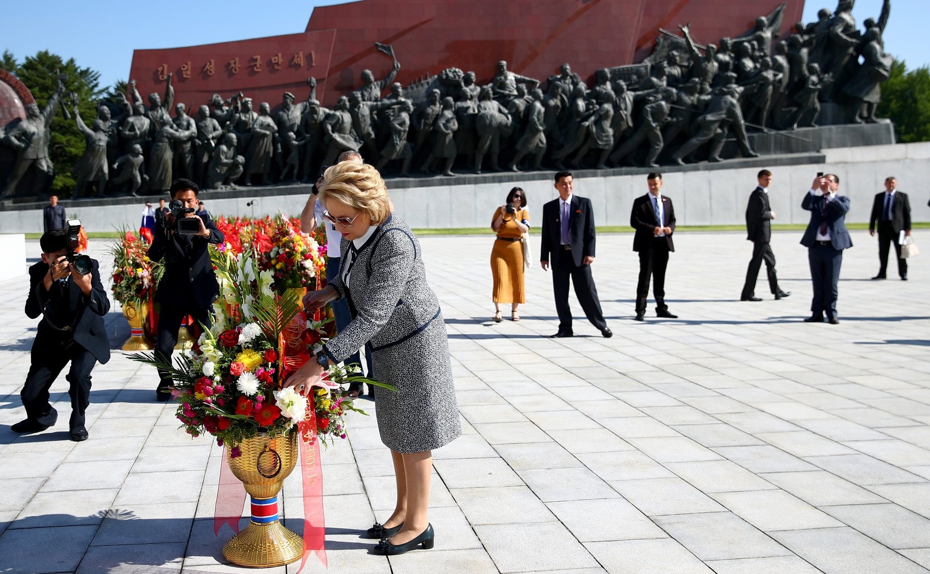 Возложение цветов к Монументу «Два вождя»