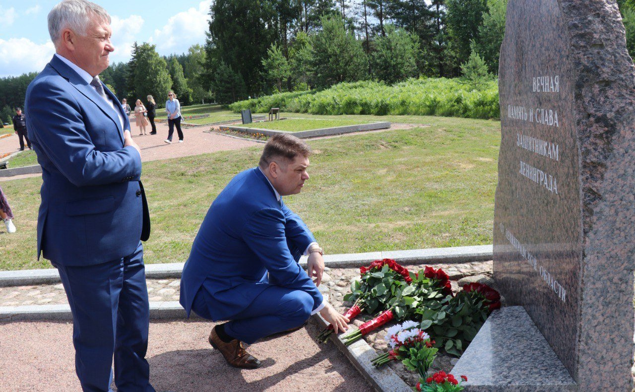 На Интернациональной Аллее Памяти мемориала «Невский пятачок» в Кировском районе Ленинградской области состоялась церемония открытия стелы, посвященной погибшим при прорыве блокады Ленинграда воинам из Забайкалья