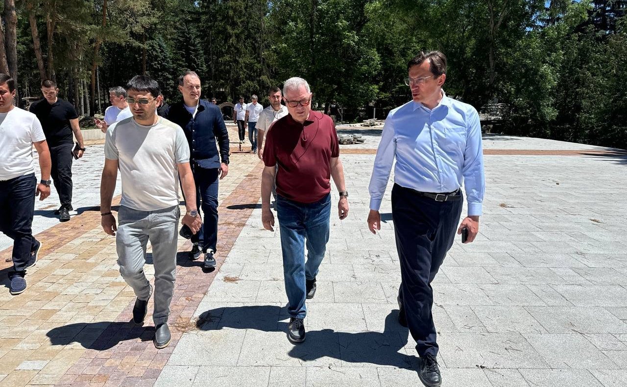 Анатолий Артамонов провел рабочие совещания на строительных площадках социальных объектов Кисловодска