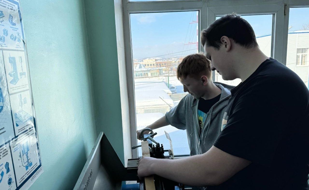 Андрей Хапочкин ознакомился с уникальным проектом, разработанным силами коллектива учебного заведения и волонтерской группы «Верность долгу»