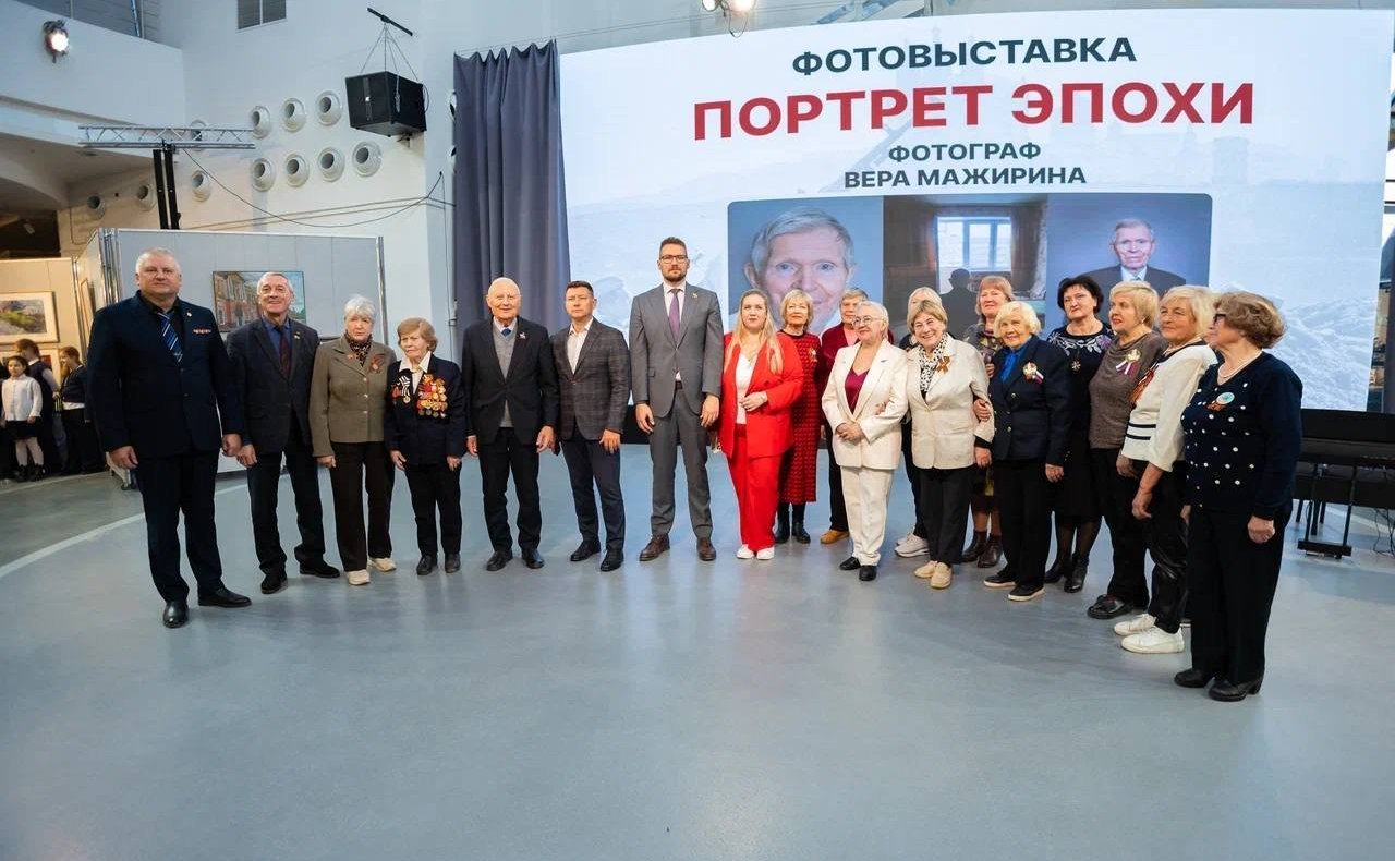 Руслан Смашнев открыл выставку «Портрет эпохи» в Смоленске