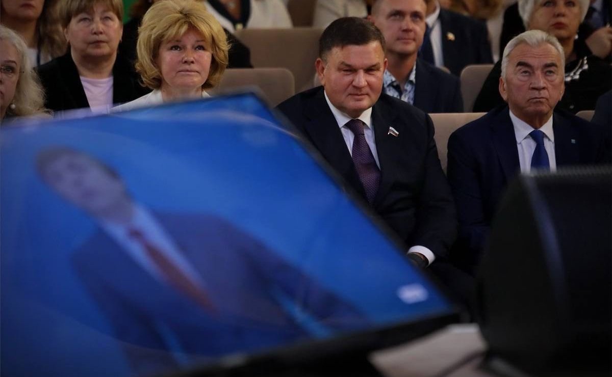 Сергей Перминов вручил Почетную грамоту Совета Федерации ректору Ленинградского государственного университета имени А.С. Пушкина Григорию Двасу