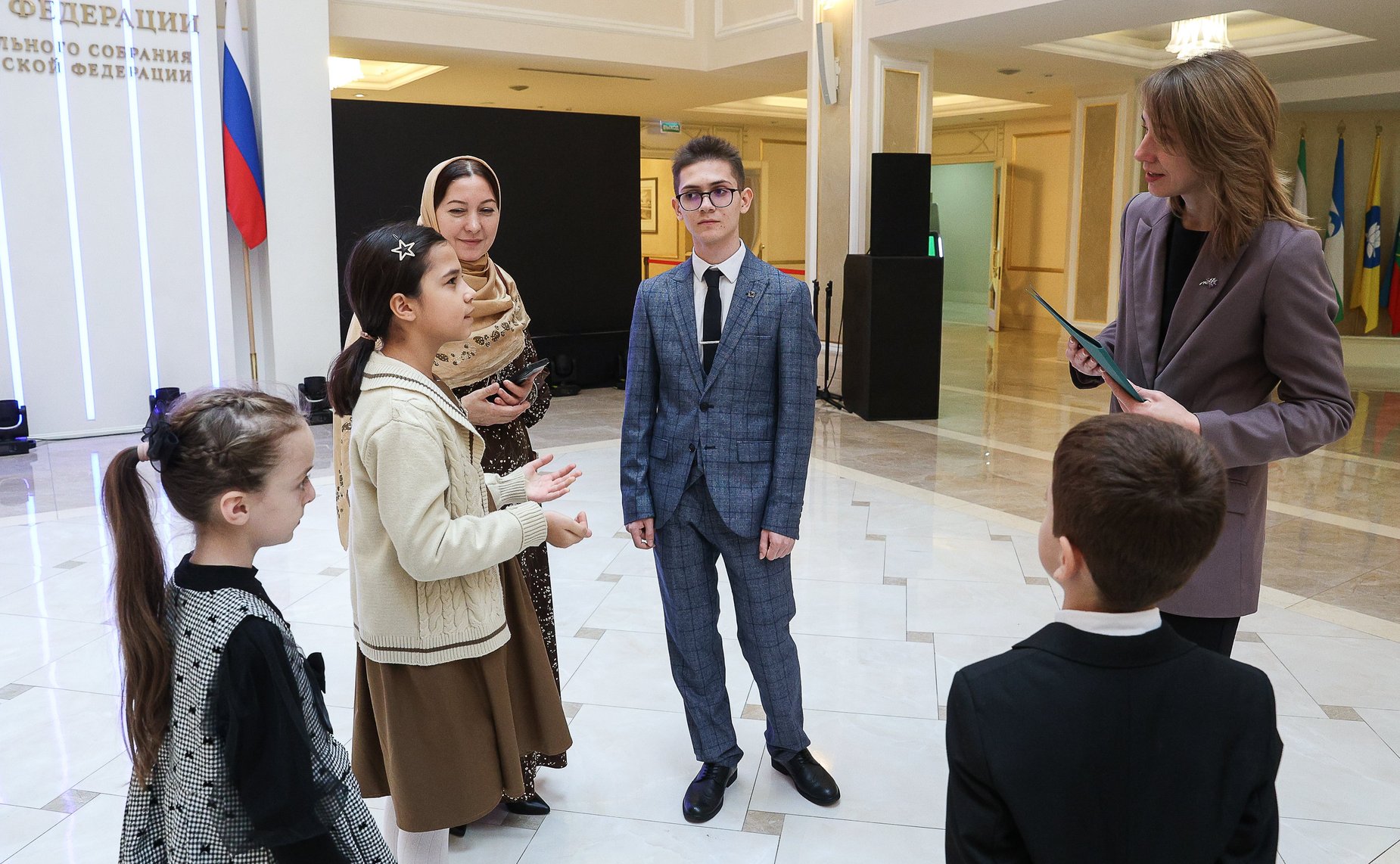 Валентина Матвиенко встретилась с детьми-участниками выставки художественных промыслов, прошедшей в рамках IX Парламентского форума «Историко-культурное наследие России»