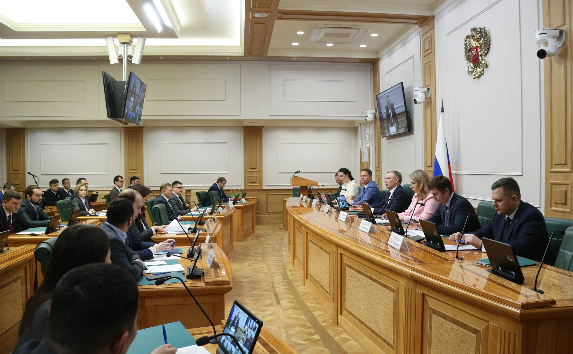 Первый заместитель председателя Комитета СФ по социальной политике Александр Варфоломеев провел встречу молодых парламентариев на тему «Время созидать. Молодежь как основа нового мира»