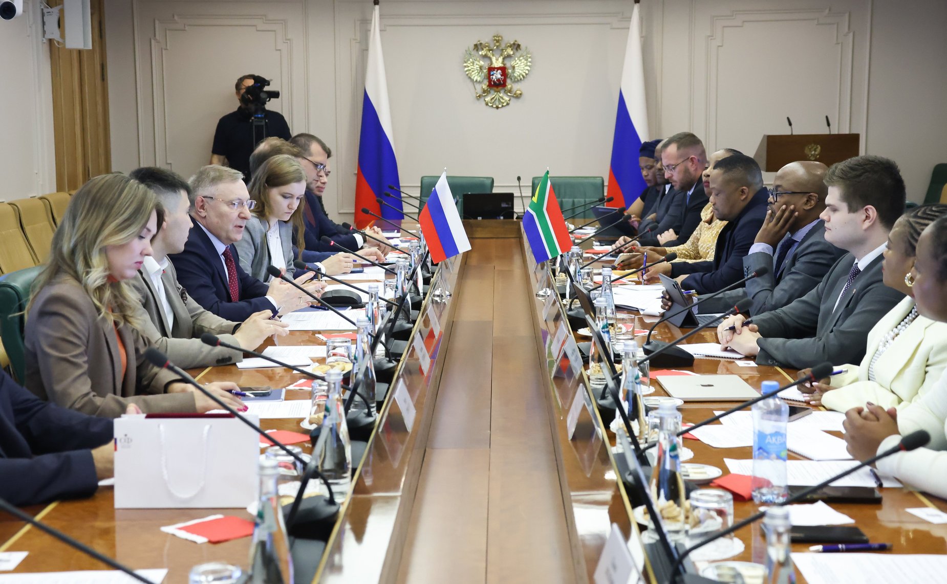 Александр Варфоломеев провел встречу с делегацией Законодательного Собрания Северо-Западной провинции Южно-Африканской Республики при участии Палаты молодых законодателей при Совете Федерации