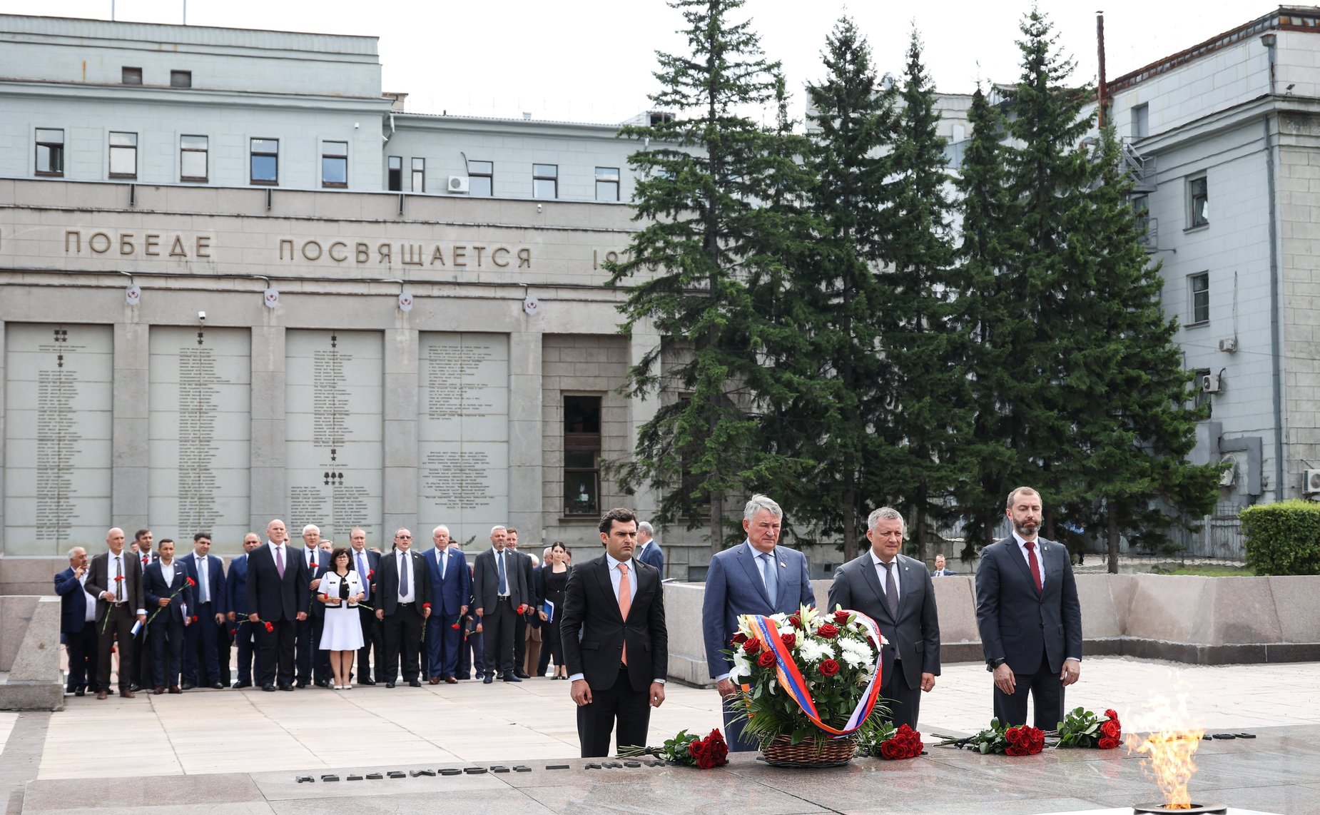 Парламентарии России и Армении приняли участие в церемонии возложения венка к мемориалу «Вечный огонь Славы» и почтили память павших минутой молчания