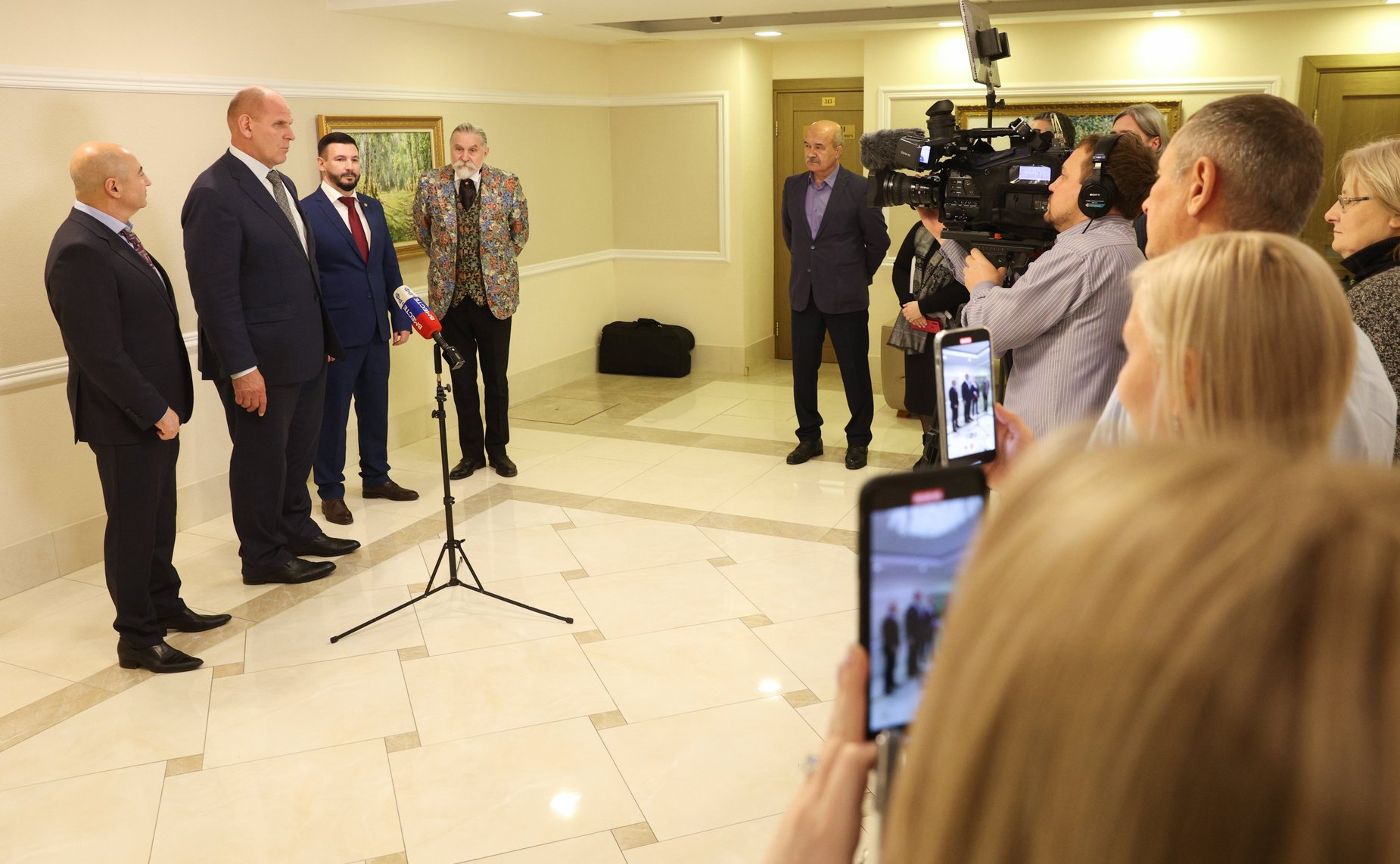 В Совете Федерации открылась выставка картин «Первый художник Новосибирска»