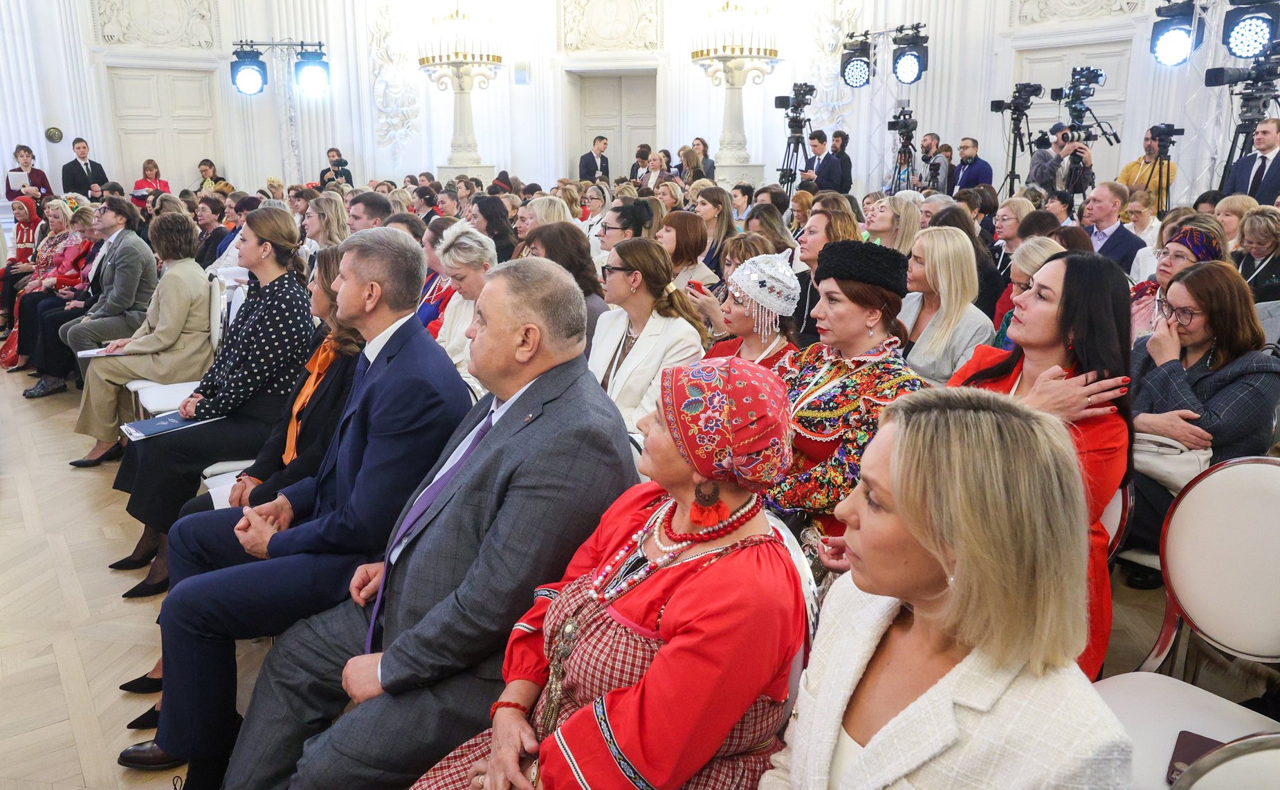 Пленарное заседание международного форума «Женщины за сохранение традиций»