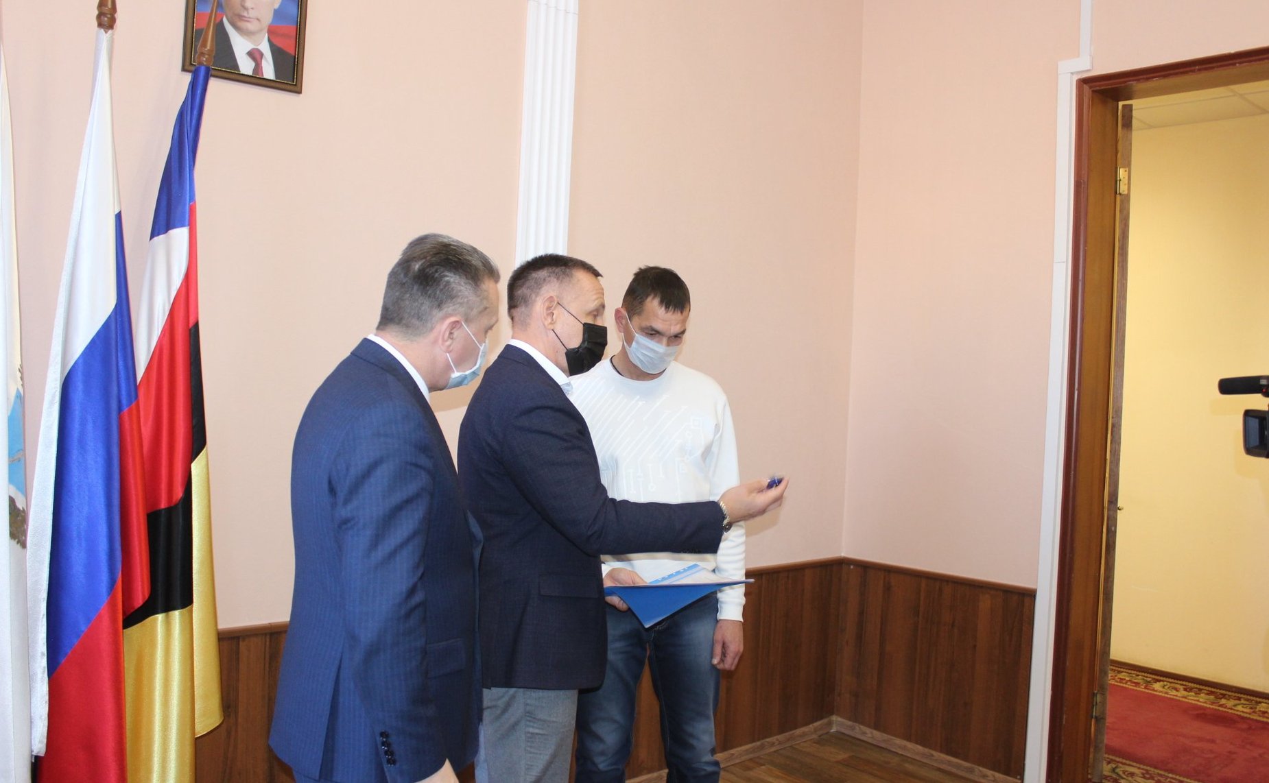 Олег Алексеев передал медаль «За боевые заслуги» родственникам участника Великой Отечественной войны