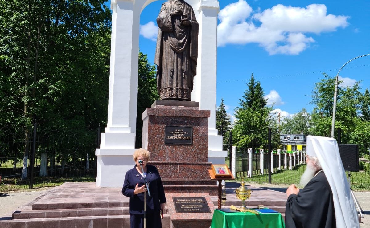 Оксана Хлякина приняла участие в церемонии открытия в Липецке памятника великомученику и целителю Пантелеимону, изготовленному и установленному в память медиков