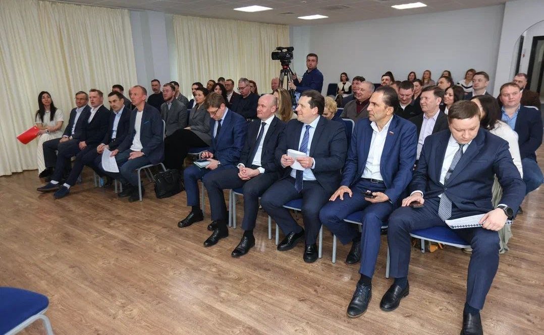 Андрей Хапочкин обсудил меры поддержки рыбной отрасли на Сахалине