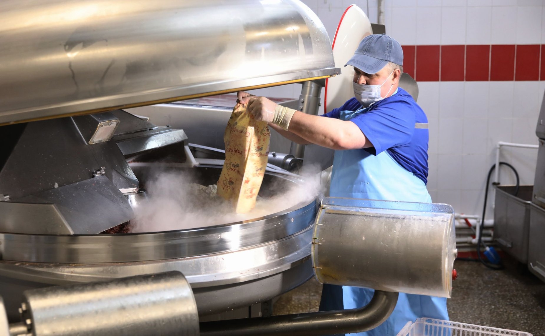 Юрий Валяев посетил колбасный завод Биробиджана