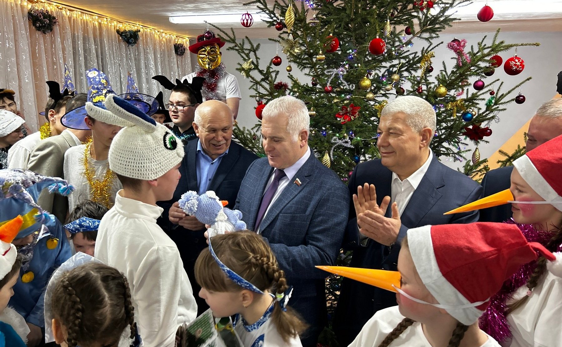 Сергей Мартынов побывал в Нартасской школе-интернате с подарками, устроив детям яркий праздник, а также исполняет желания ребятишек в рамках благотворительной акции «Елка желаний»