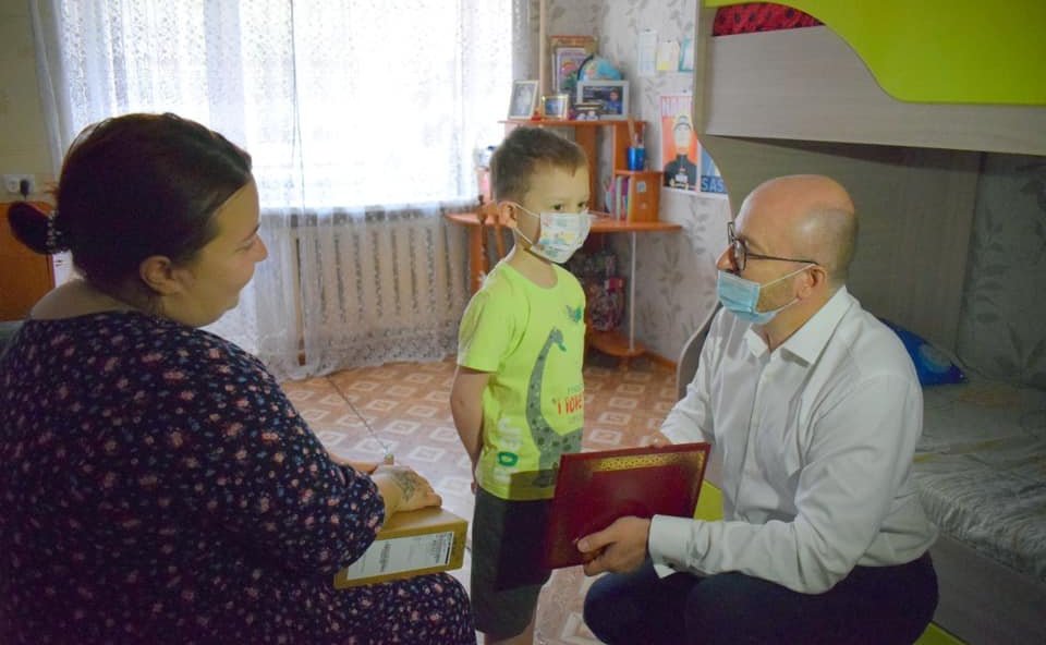 Олег Цепкин навестил юного златоустовца Матвея