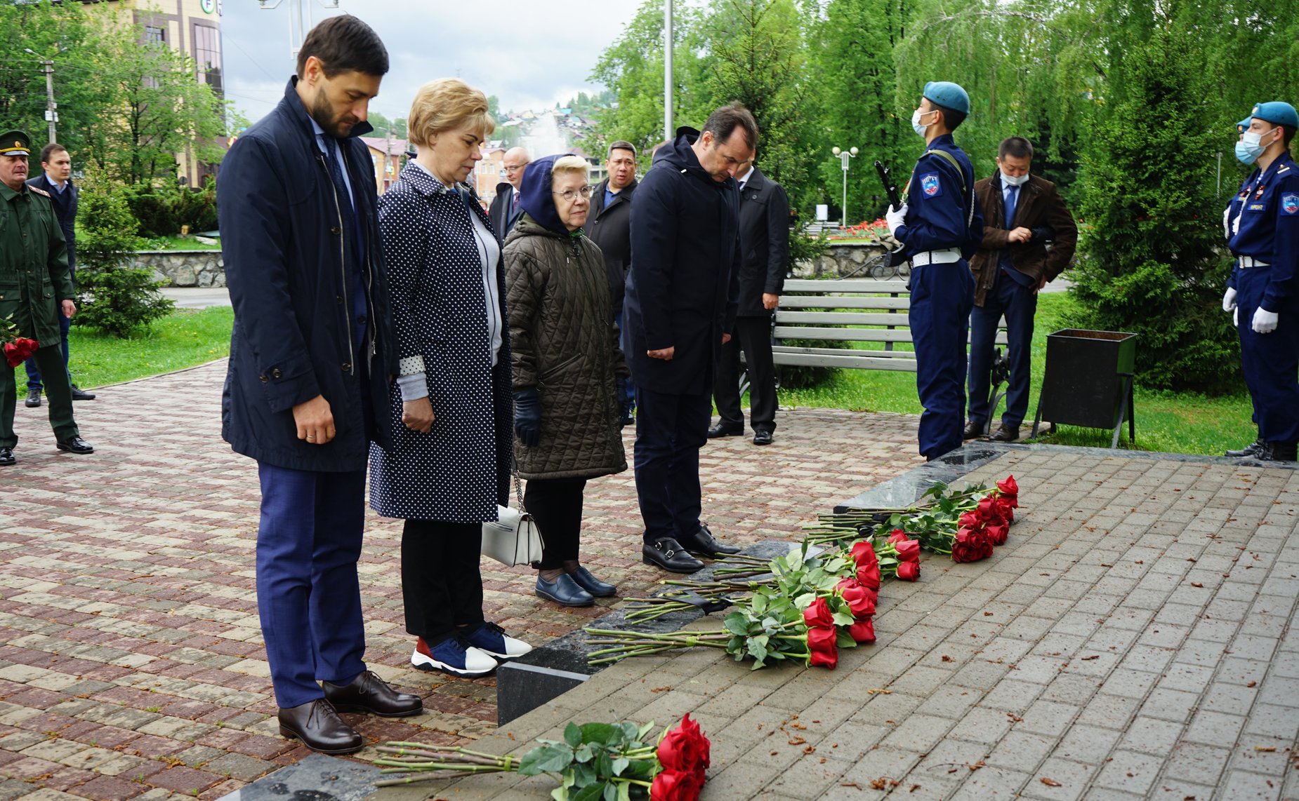 Сенаторы приняли участие в церемонии возложения цветов к Вечному огню на мемориальном комплексе «Парк Победы» в городе Горно-Алтайске, а также к памятнику воинам-землякам, погибшим в локальных войнах и вооруженных конфликтах