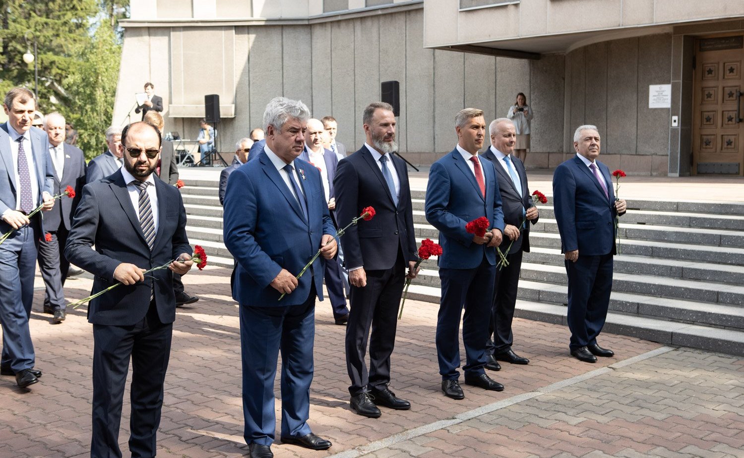 Члены парламентских делегаций России и Армении приняли участие в церемонии возложения цветов к Вечному огню на мемориале Победы