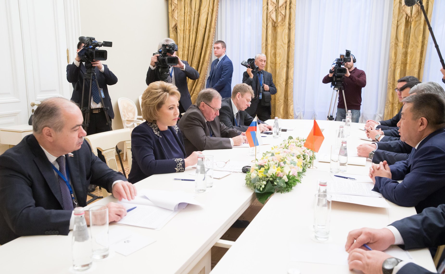 Председатель Совета Федерации Валентина Матвиенко обсудила с Председателем Жокоргу Кенеша (парламента) Киргизии Чыныбаем Турсунбековым