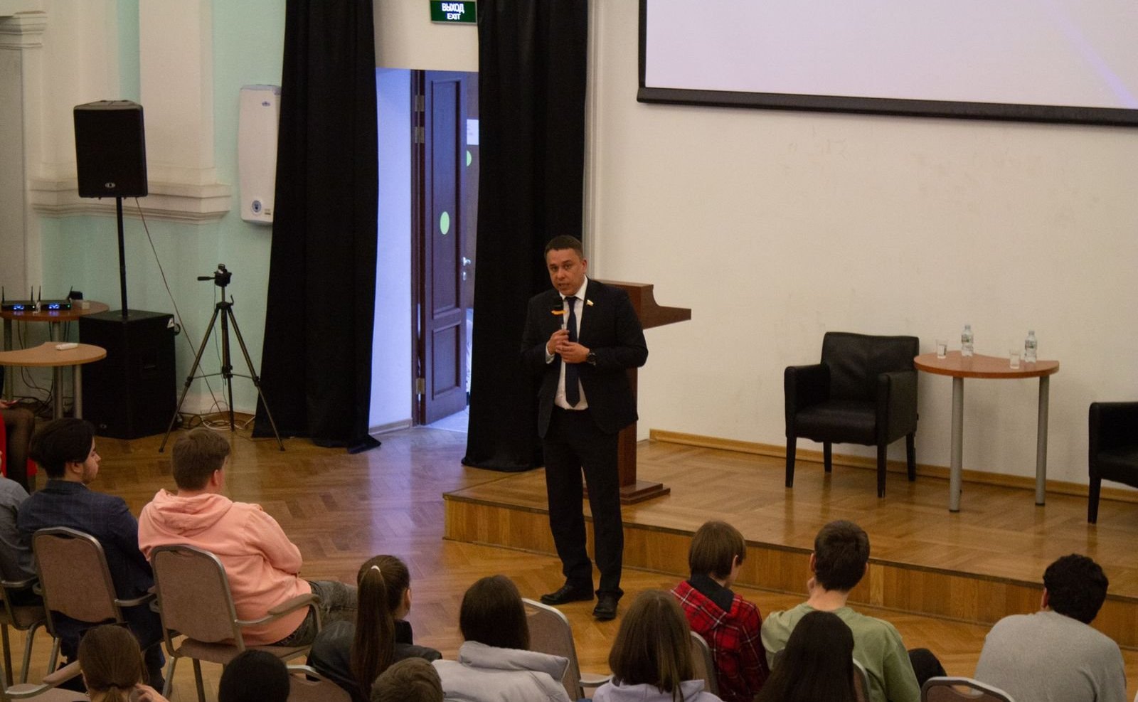 Айрат Гибатдинов встретился со студентами Московского международного университета