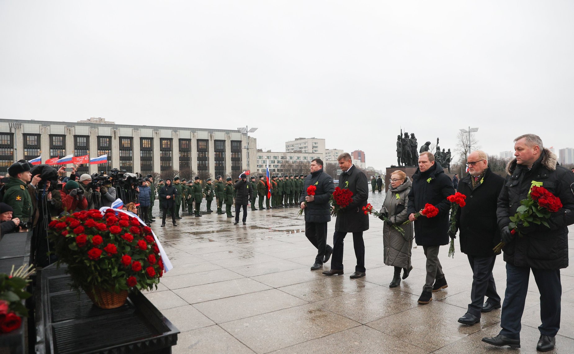 Торжественно-траурная церемония возложения цветов к Монументу героическим защитникам Ленинграда, посвященная 80-й годовщине прорыва блокады Ленинграда