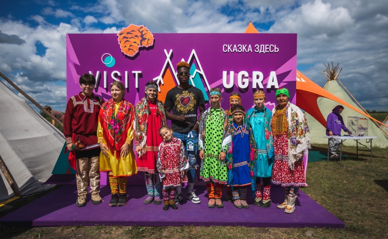 В рамках программы Северного форума Эдуард Исаков также посетил этнофестиваль «Югорские обласа» в посёлке Шапша