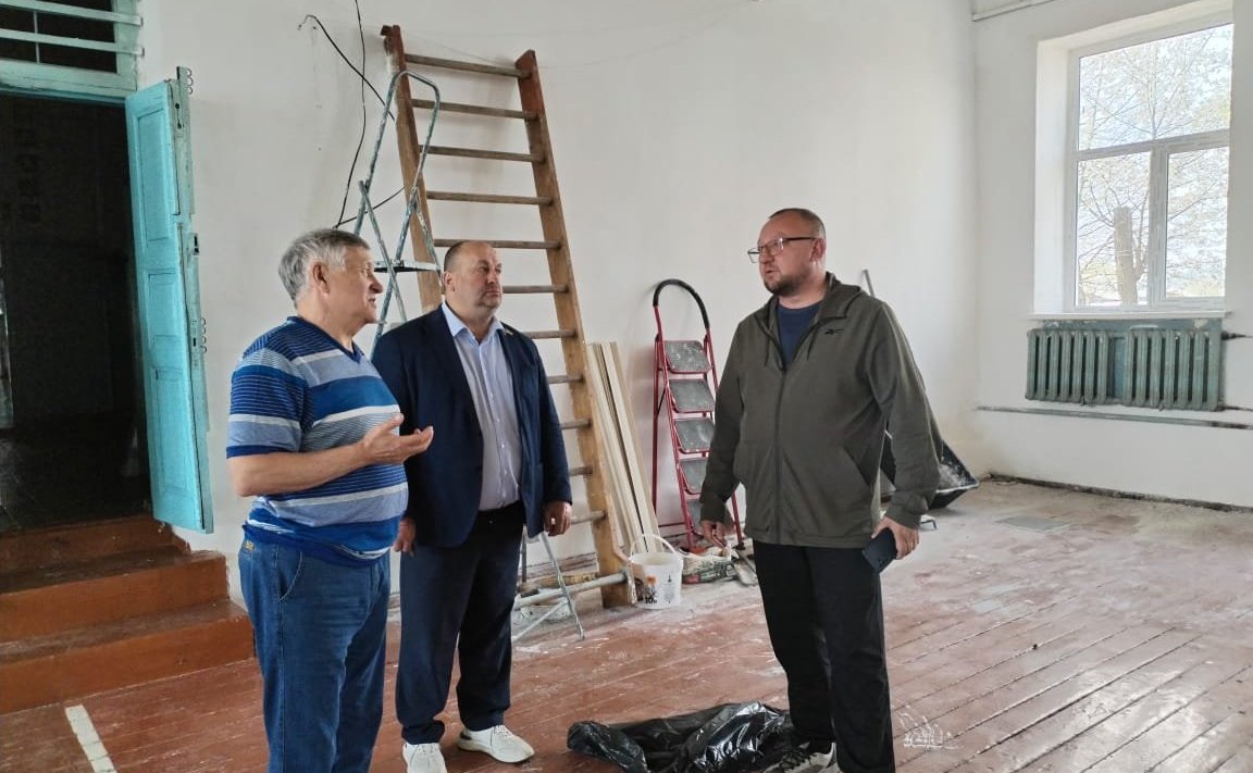 Сергей Михайлов проконтролировал ход ремонтных работ в школьных спортзалах села Нарасун Акшинского округа, сёл Ульхун Партия и Мордой Кыринского района