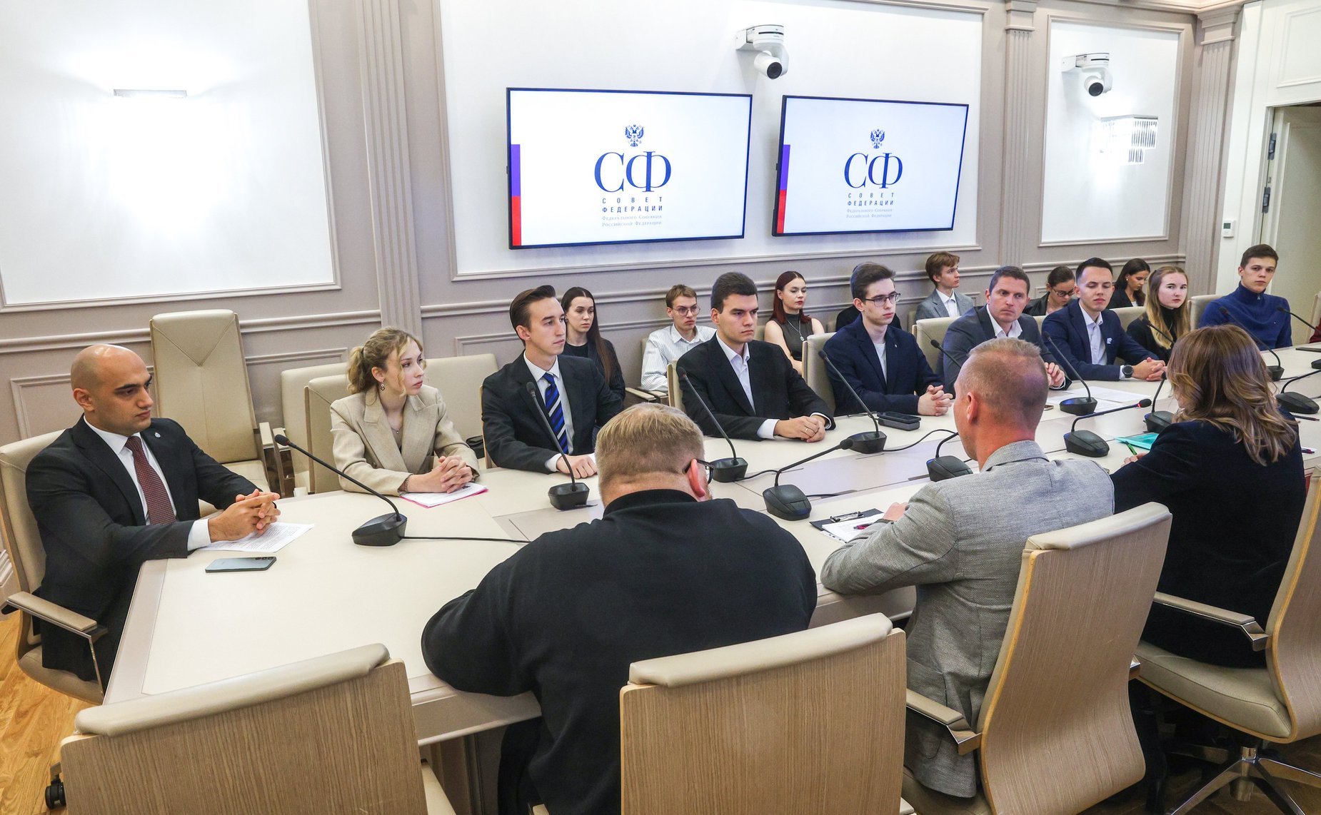 Наталья Мельникова провела встречу с активистами молодежного землячества Псковской области