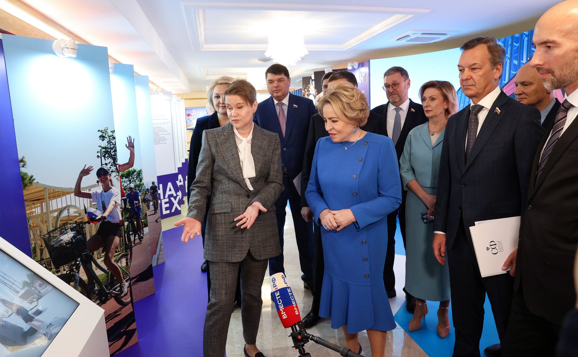 Валентина Матвиенко и Елена Шмелева посетили выставку, рассказывающую об Образовательном центре «Сириус» и перспективах его развития