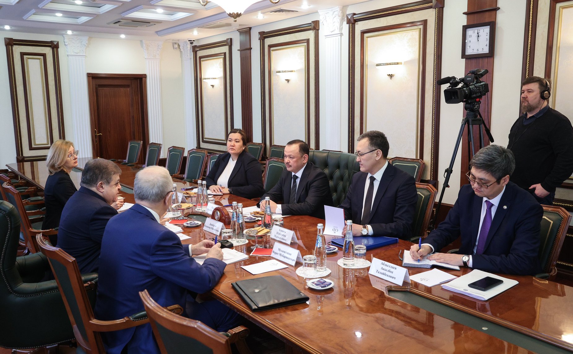 Владимир Джабаров провел встречу с председателем Комитета Жогорку Кенеша Киргизской Республики по международным делам, обороне, безопасности и миграции Уланом Примовым