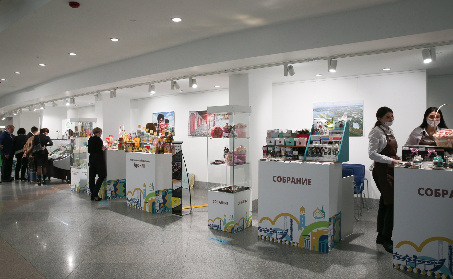 Выставка историко-культурных объектов и изделий мастеров народно-художественных промыслов Ярославской области, проходящая в рамках VIII Парламентского форума «Историко-культурное наследие России»