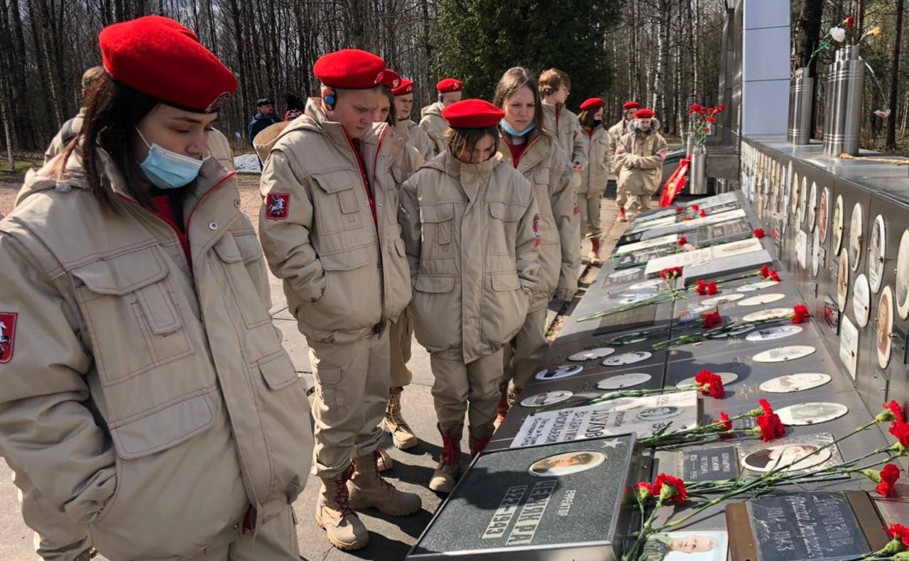 Р. Галушина посетила вместе с юнармейцами мемориал воинам Ненецкого округа на Синявинских высотах