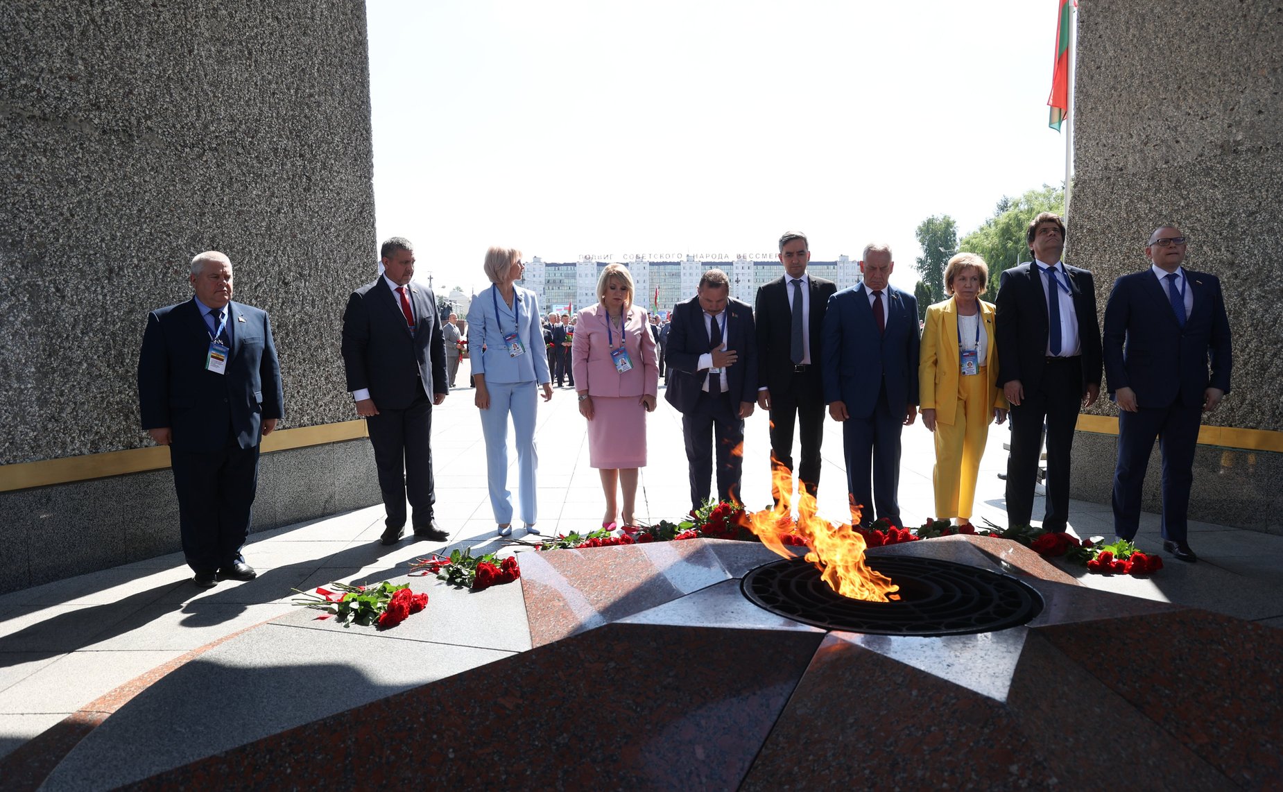 Торжественная церемония возложения цветов членами официальных делегаций Совета Республики и Совета Федерации к Вечному огню у монумента «Три штыка»