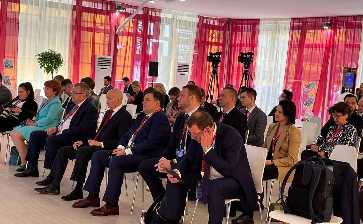 Сергей Перминов ответил на вопросы телеканала «Вместе-РФ» об участии в работе площадки представляемой им в СФ Ленинградской области, о вызовах цифровизации и искусственного интеллекта в условиях геополитической конкуренции и о ситуации на рынке газа Европ