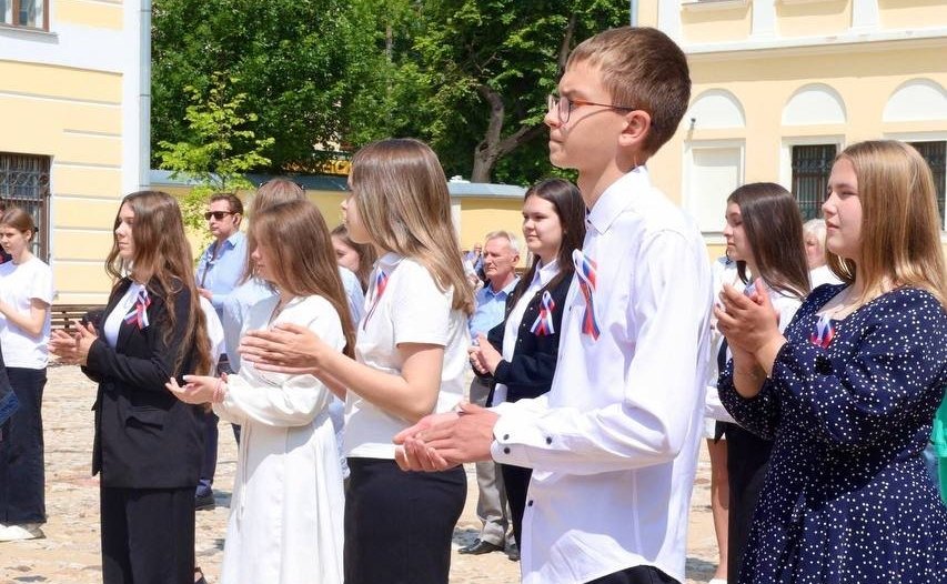 Александр Савин в ходе поездки в регион принял участие в торжественной церемонии вручения паспортов юным жителям области