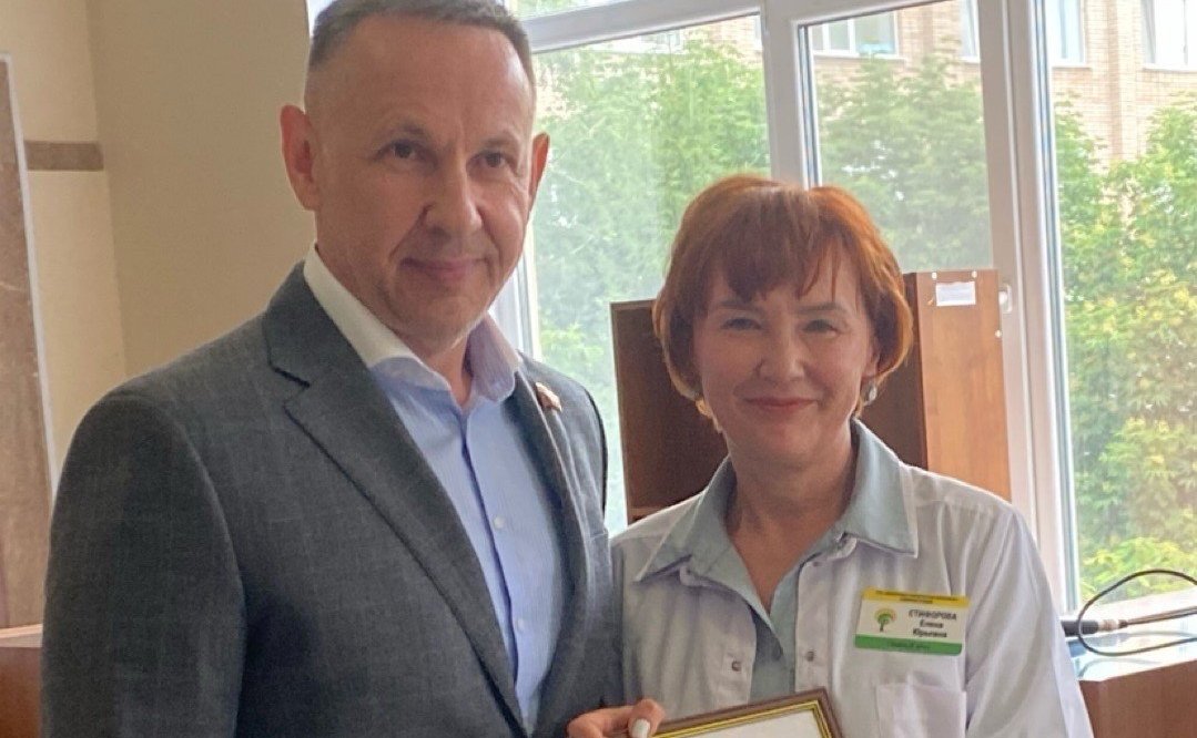 Олег Алексеев в ходе рабочей поездки в регион поздравил медицинских работников города Саратова с профессиональным праздником