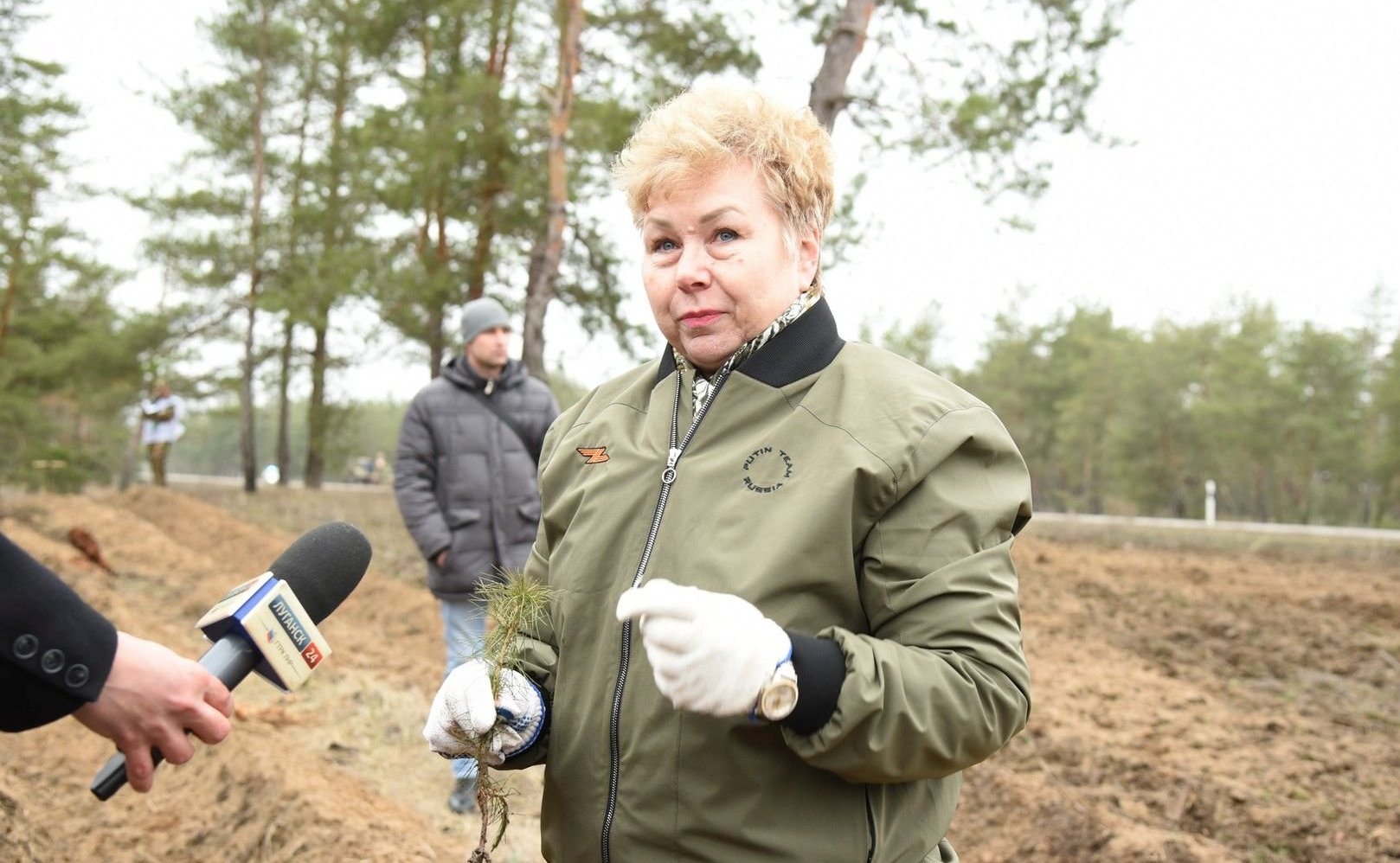 Ольга Бас в ходе поездки в регион приняла участие в акции «Сад Памяти» в Станично-Луганском районе
