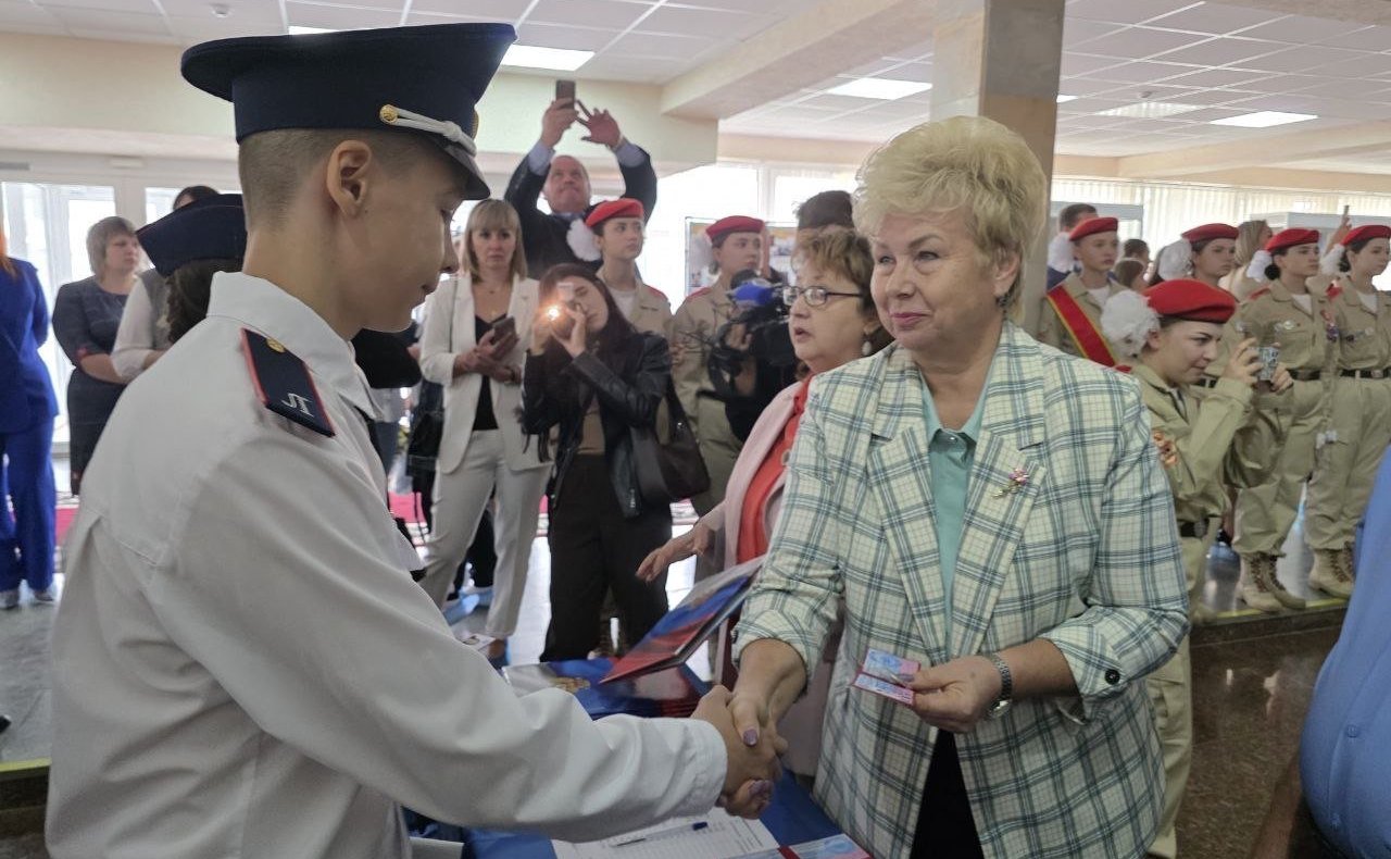 Ольга Бас посетила Зал Славы музея «Молодой гвардии» ЛНР