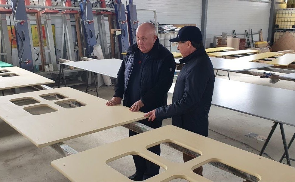 Андрей Базилевский побывал в селе Тополево Хабаровского района, где ознакомился с работой предприятия — местного производителя детских площадок