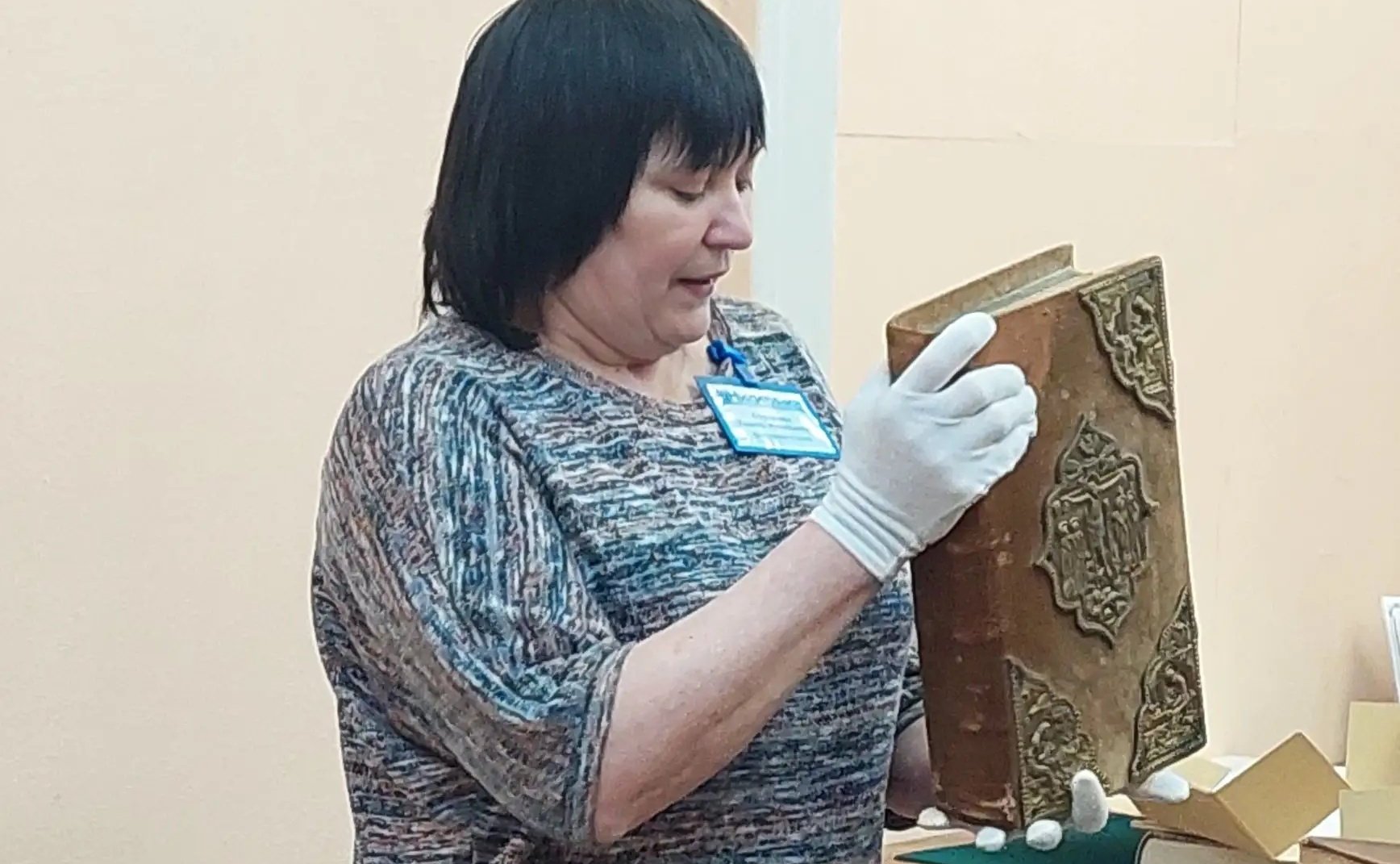 Владимир Нетёсов организовал для воронежских школьников посещение старейшей библиотеки