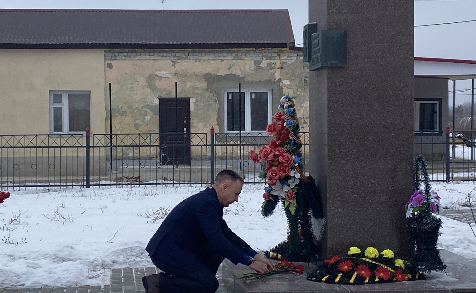 Олег Алексеев поздравил жительницу Воскресенского района с победой в конкурсе красоты и возложил цветы к памятнику Герою Советского Союза