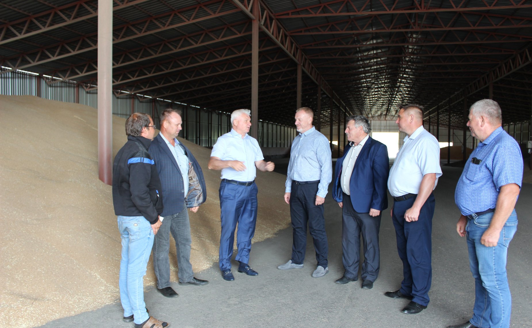 Сергей Горняков посетил предприятие агропромышленного комплекса региона, расположенное в Нехаевском районе области