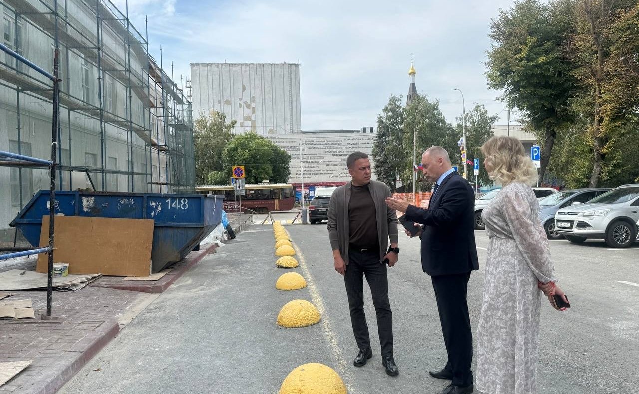 Айрат Гибатдинов в рамках контроля за реализацией национальных проектов посетил образовательные учреждения города, где ведутся капитальные ремонтные работы