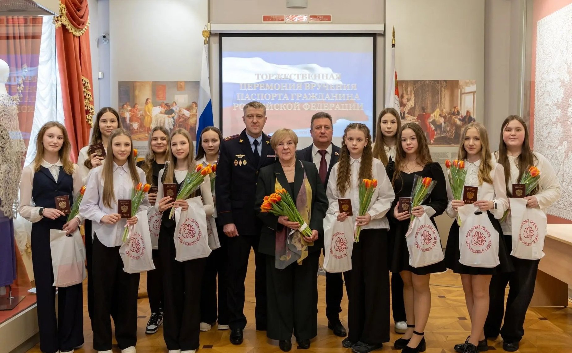 Евгений Богомазов принял участие в церемонии вручения паспорта гражданина Российской Федерации юным вологжанкам