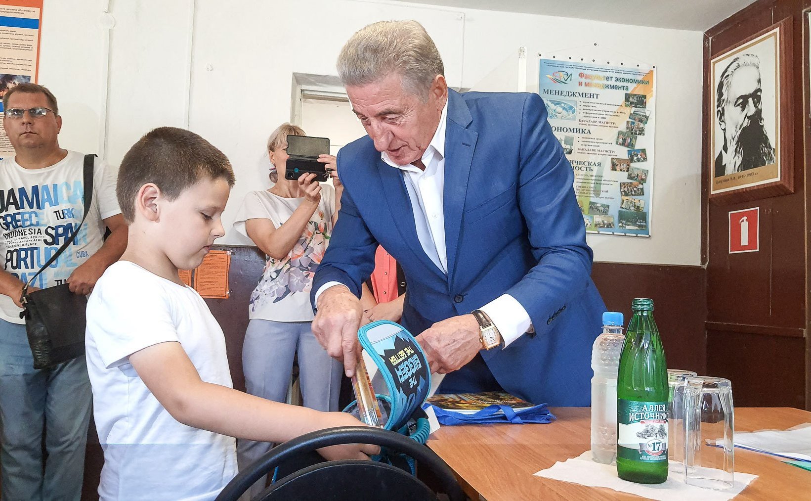 Сергей Лукин вручил школьные рюкзаки, необходимые канцелярские принадлежности и кондитерские наборы каждому школьнику, проживающему в пункте временного размещения, расположенном на территории Таловского района