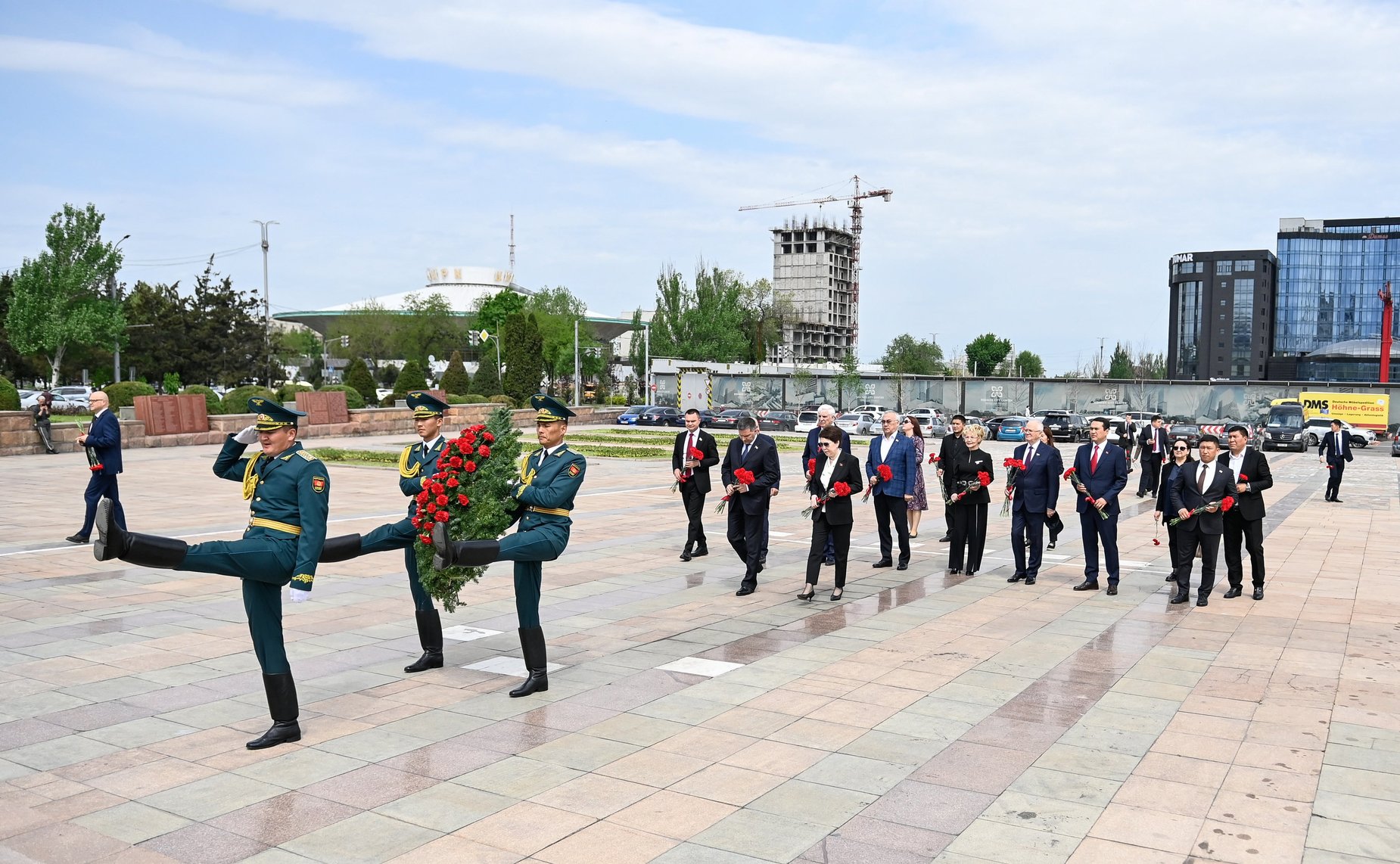 Церемония возложения цветов к Вечному огню на Площади Победы